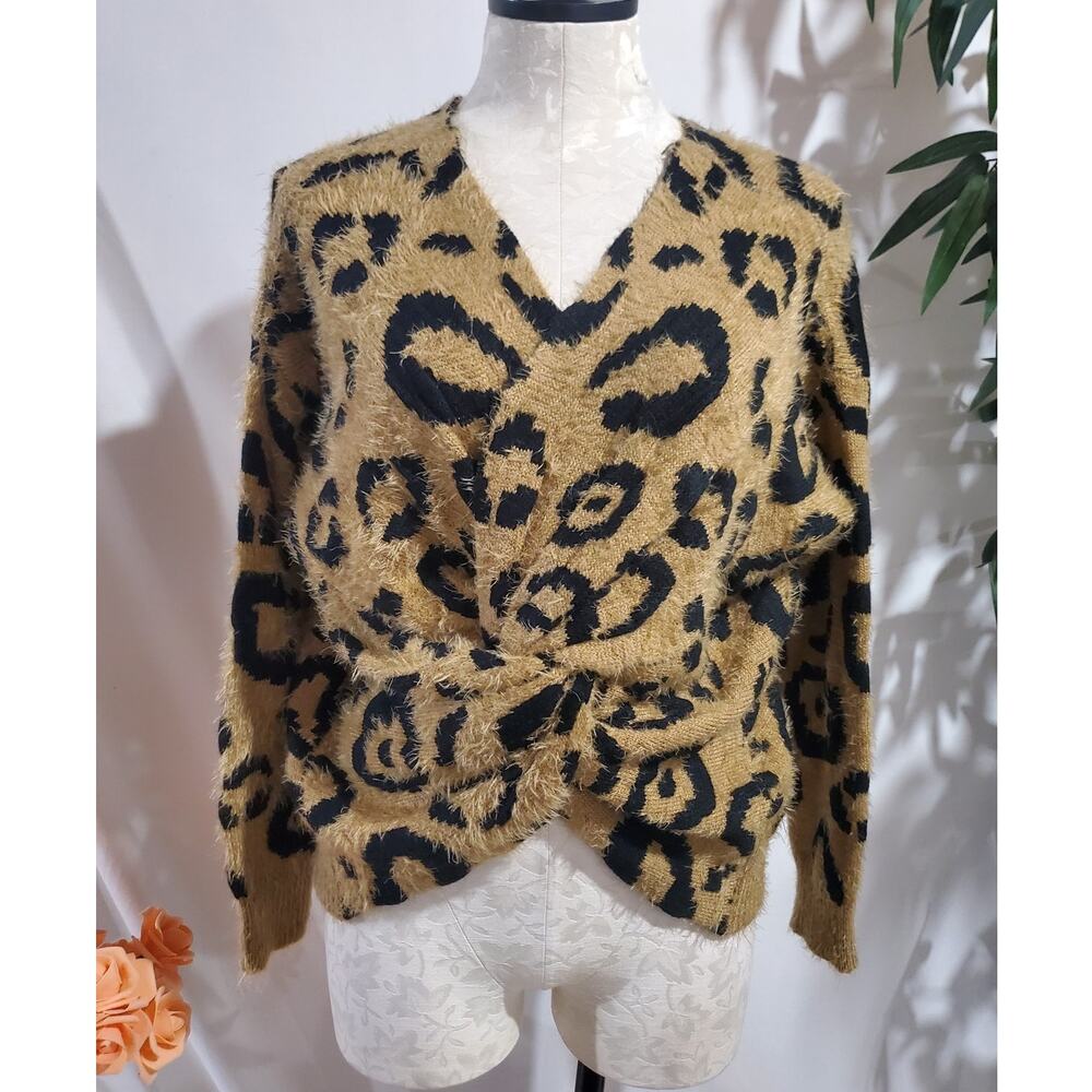 Entro NWT Twist Leopard Animal Print Fuzzy V-Neck Sweater Size S Cozy Neutral